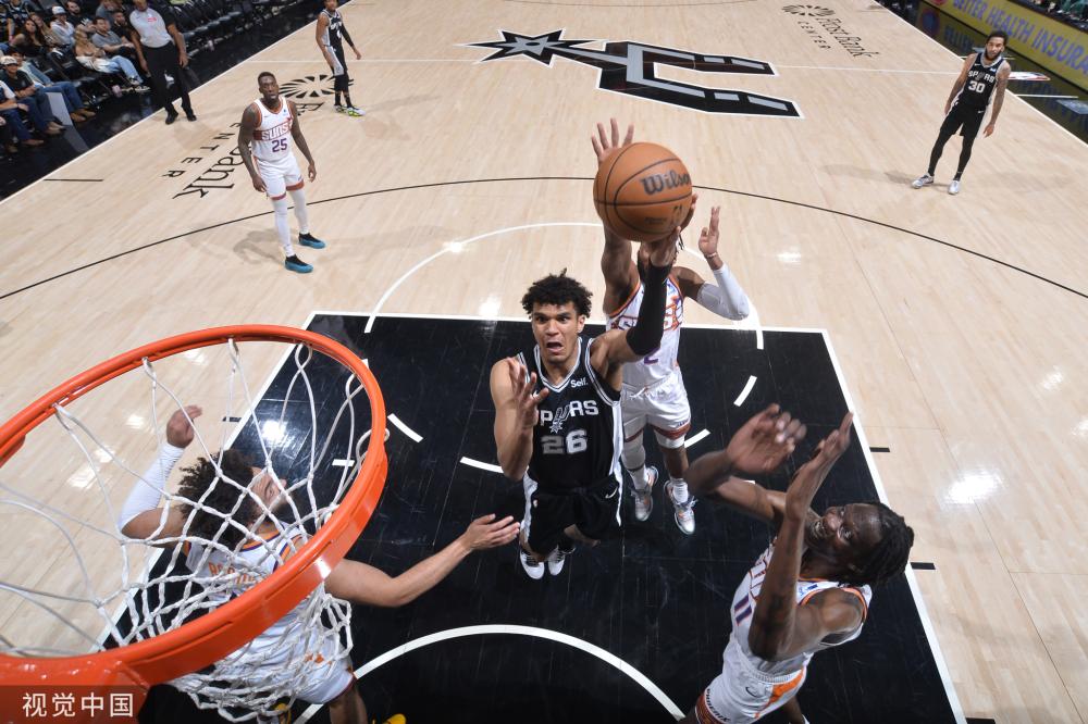 博格巴社媒晒照：与传奇人物德约科维奇在一起只有正能量.